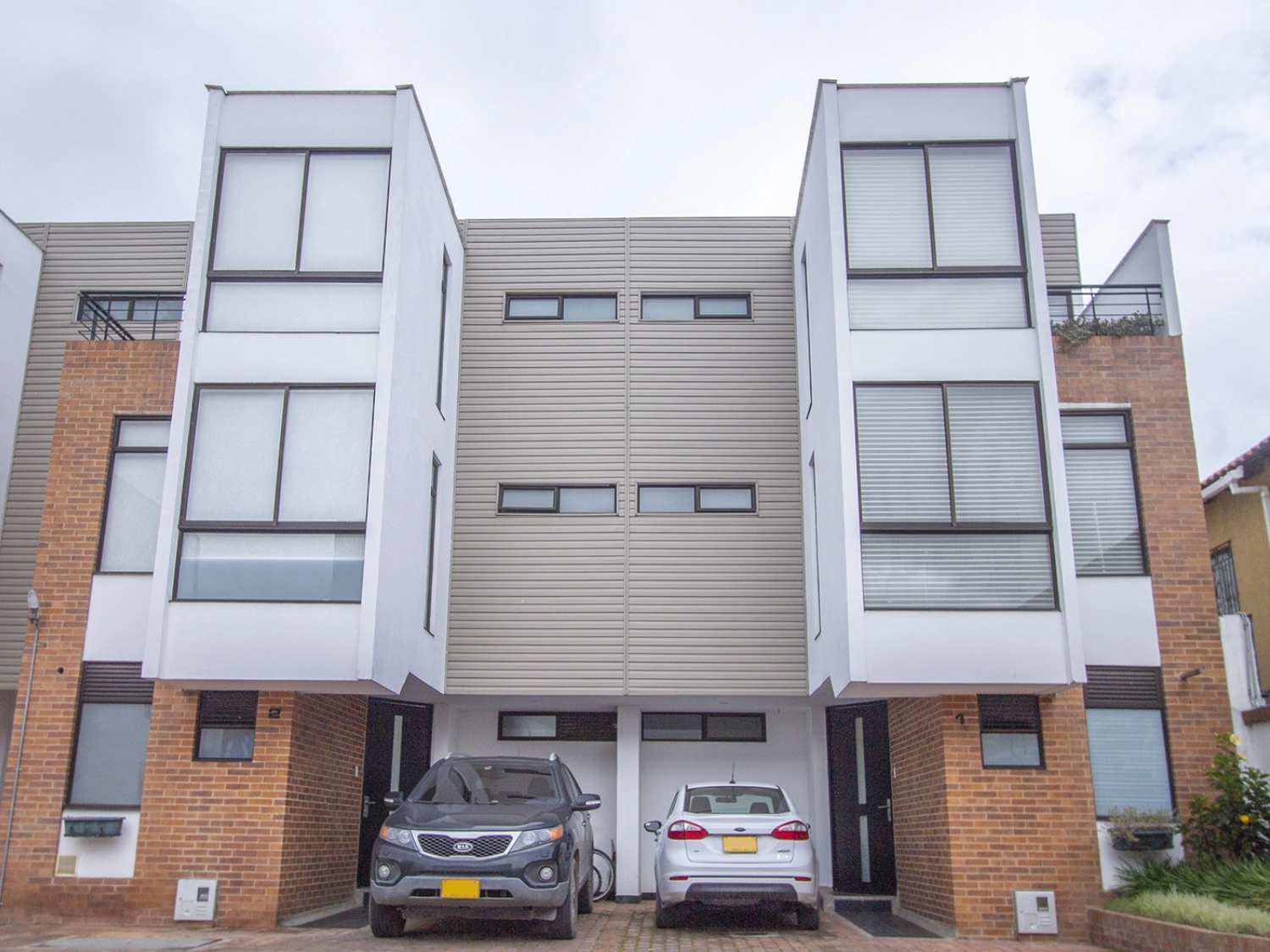 Building made with arkosiding h