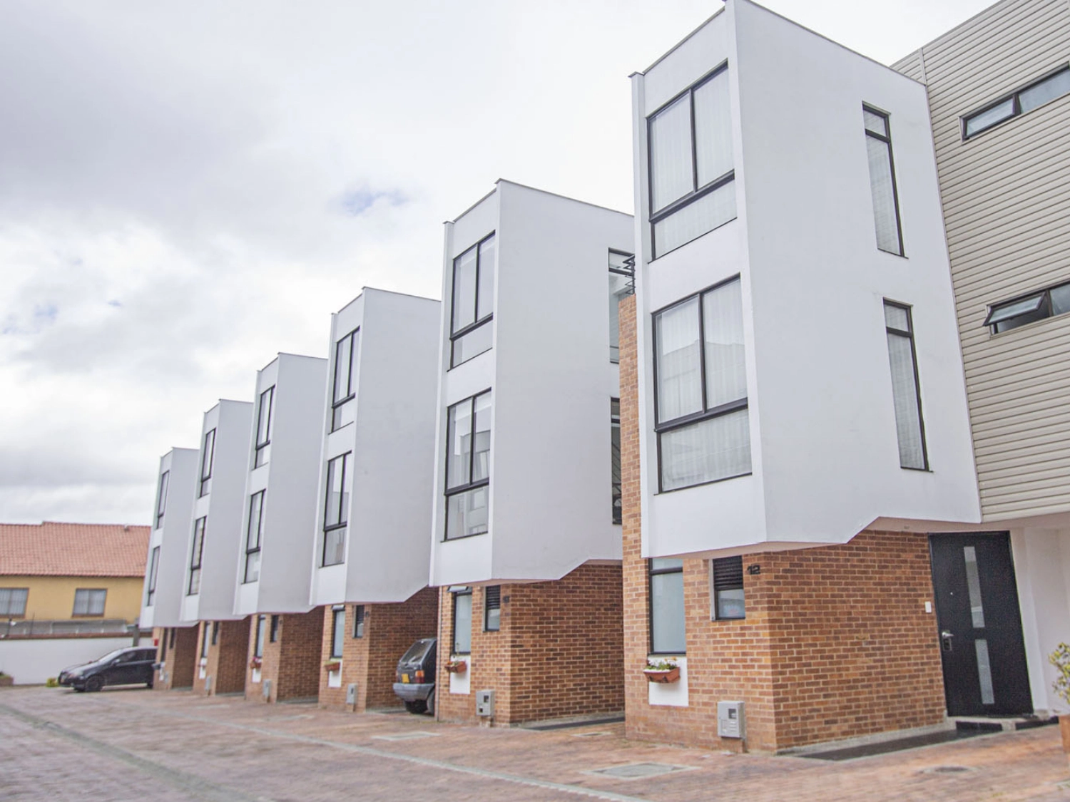 Building made with arkosiding h