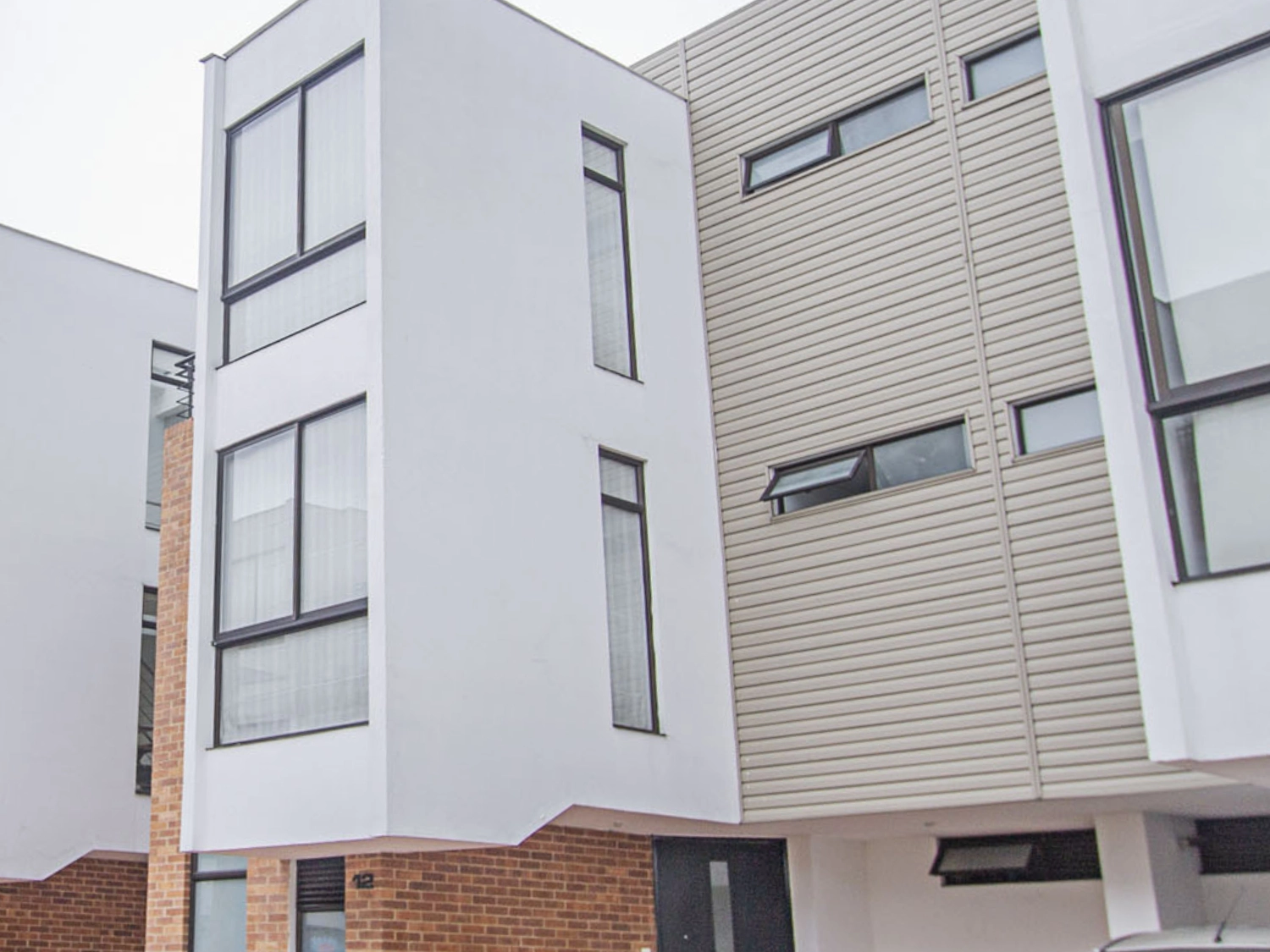 Building made with arkosiding h