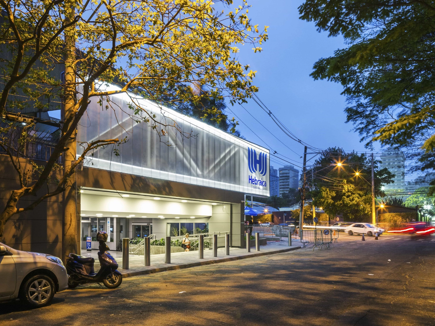 fachada de centro comercial feito de produtos arkowall