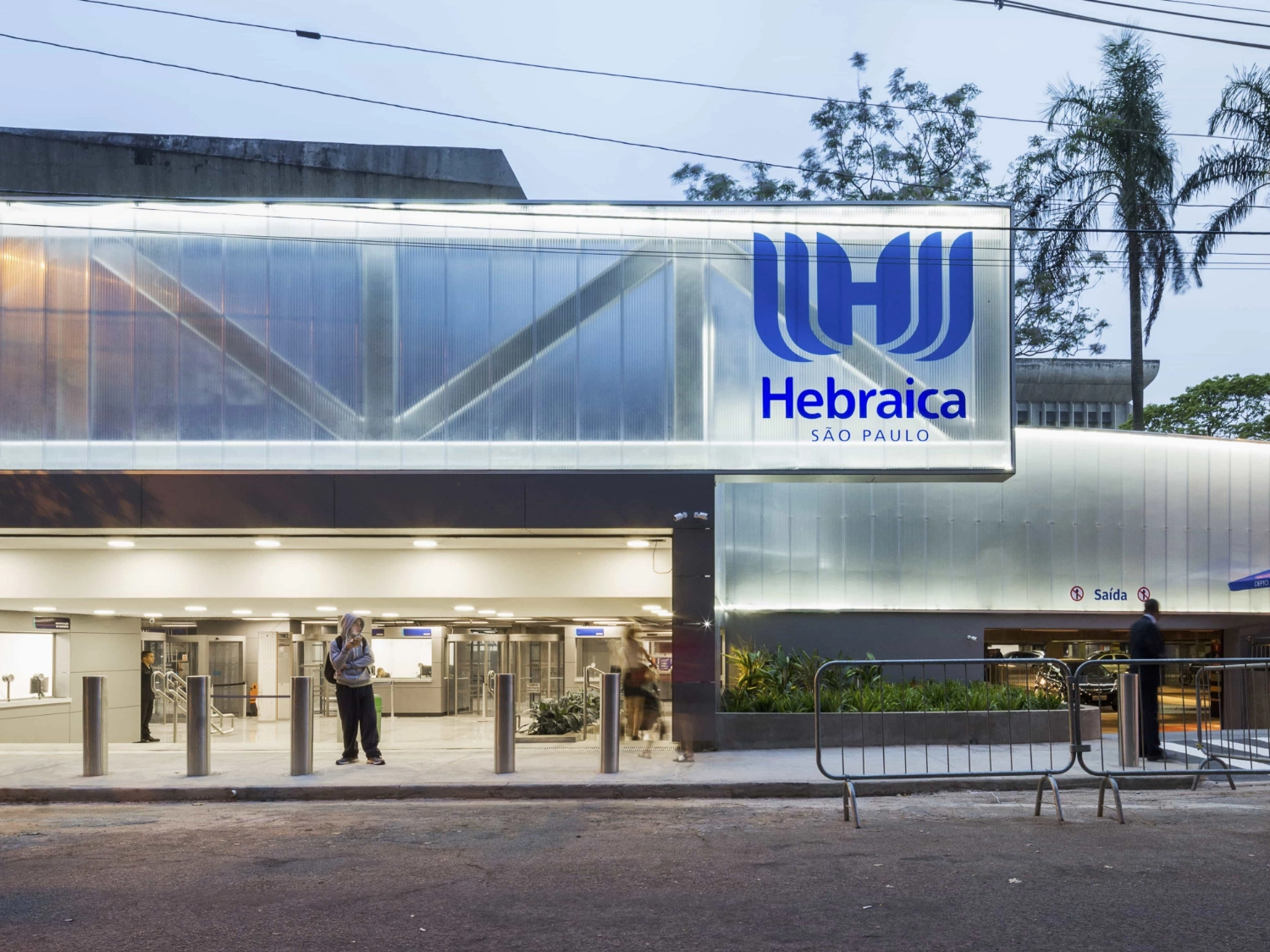 fachada de centro comercial feito de produtos arkowall