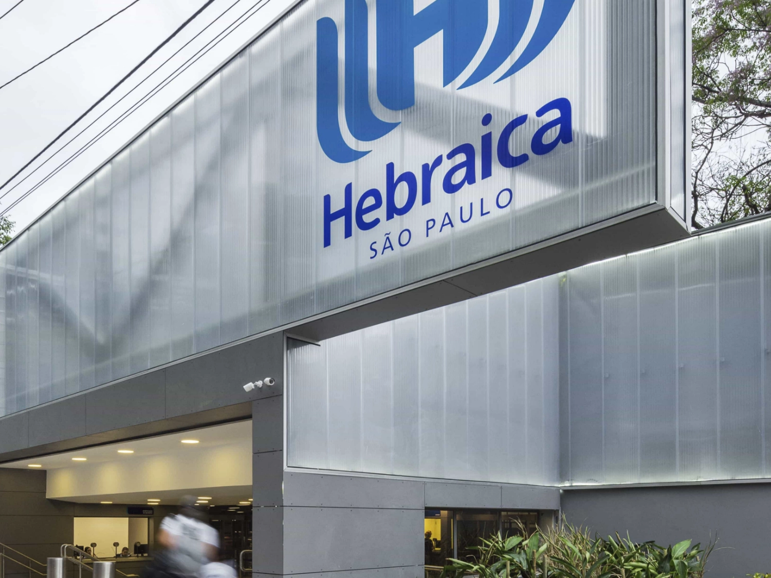 fachada de centro comercial feito de produtos arkowall