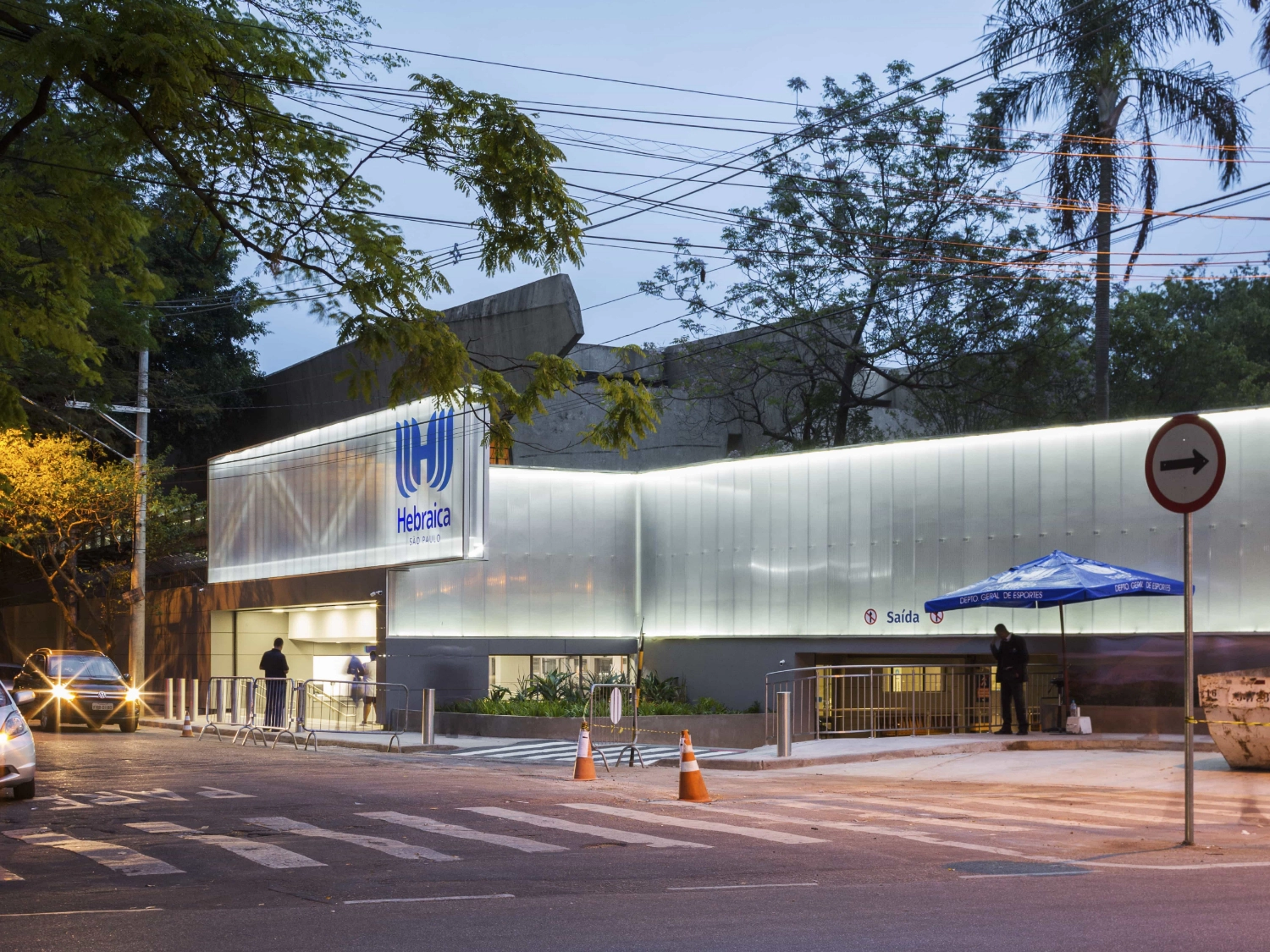 fachada de centro comercial feito de produtos arkowall