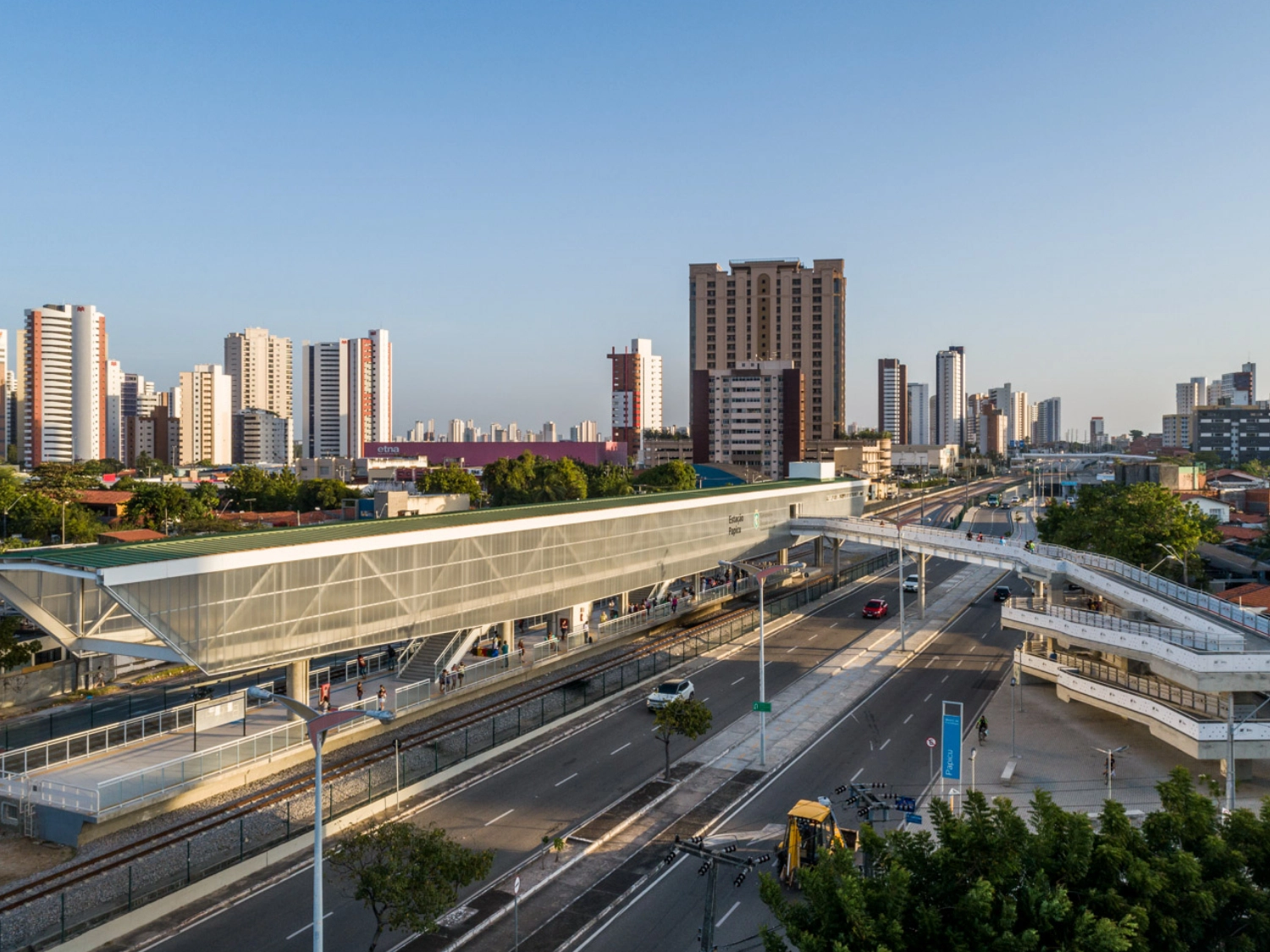 fachada da estação de metrô com produto arkowall