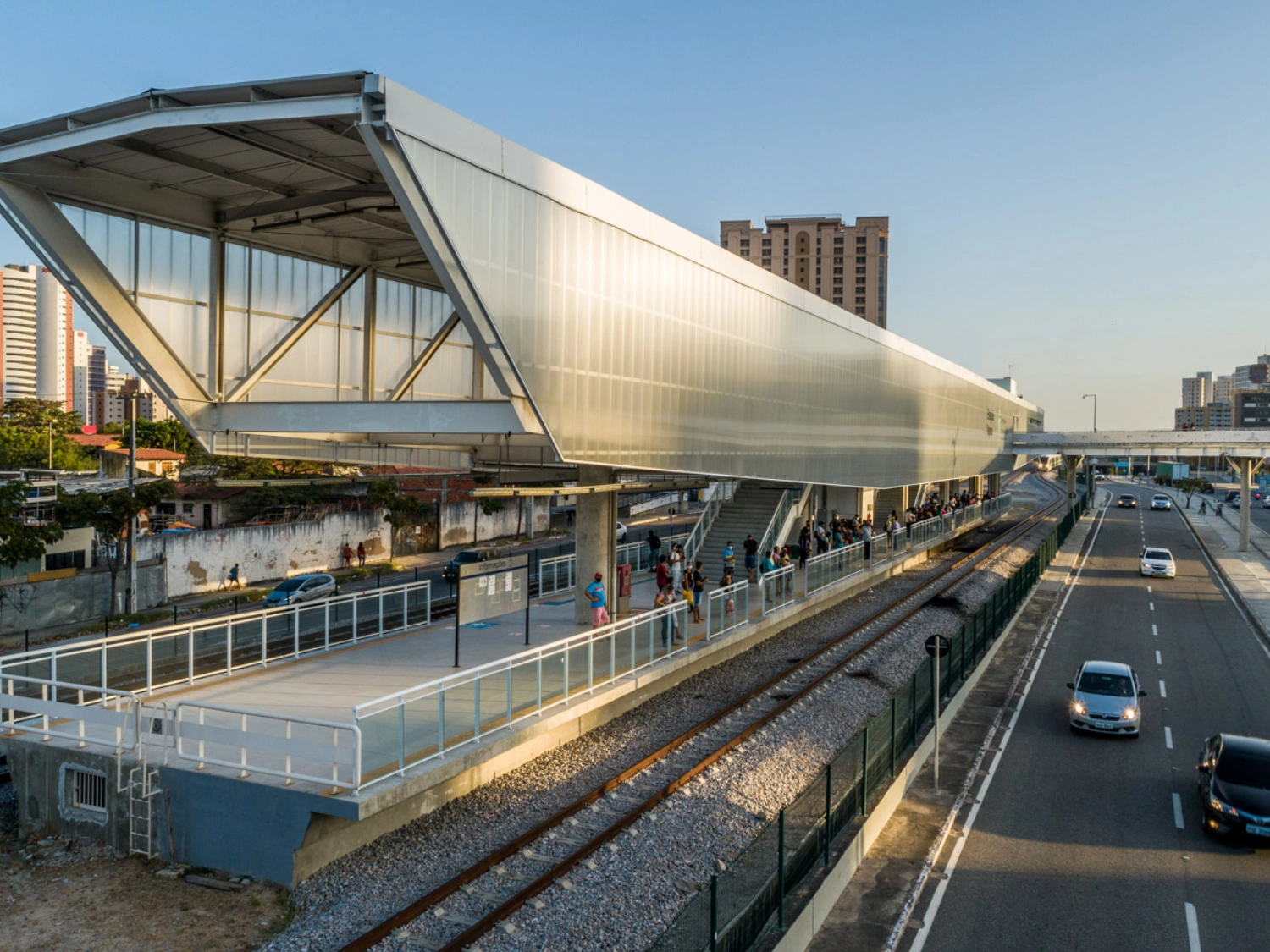 fachada da estação de metrô com produto arkowall