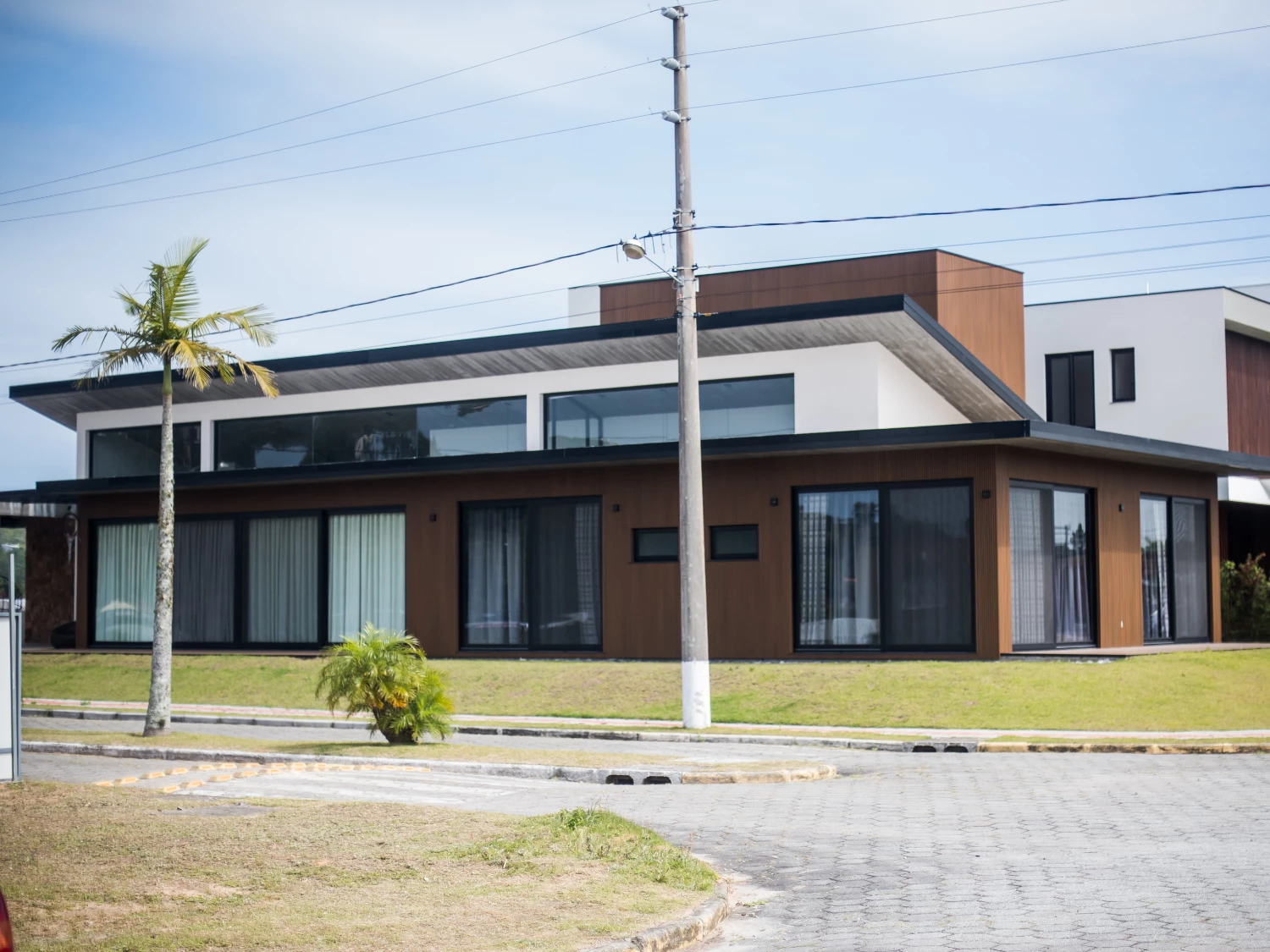 Casa moderna por arkowood EPL localizada no Projeto Garopaba